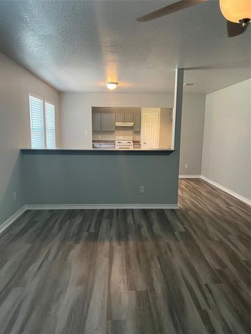1104 E Walker Street, League City, TX 77573