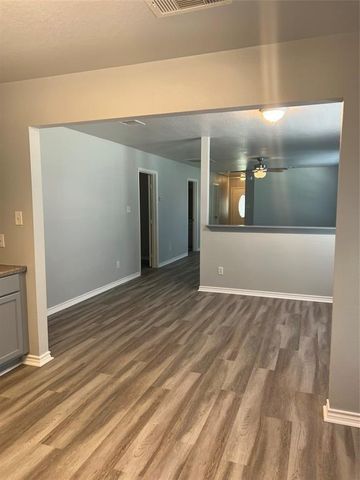 1104 E Walker Street, League City, TX 77573