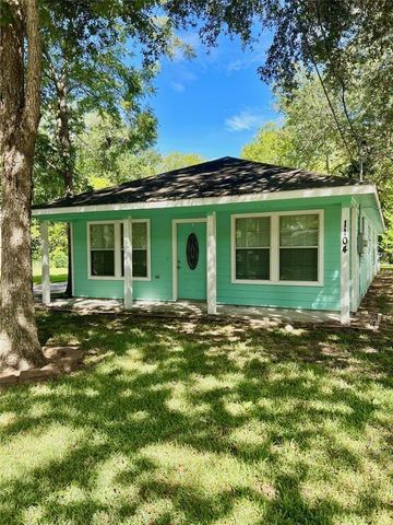 1104 E Walker Street, League City, TX 77573