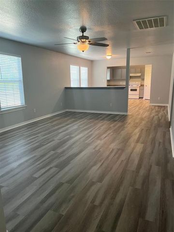 1104 E Walker Street, League City, TX 77573
