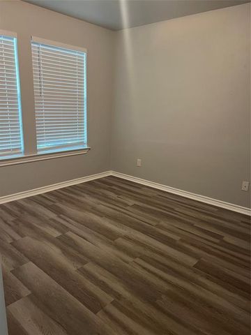 1104 E Walker Street, League City, TX 77573