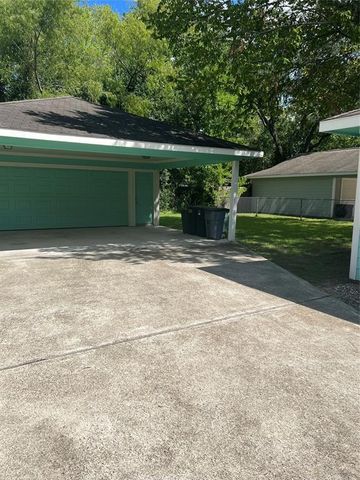 1104 E Walker Street, League City, TX 77573