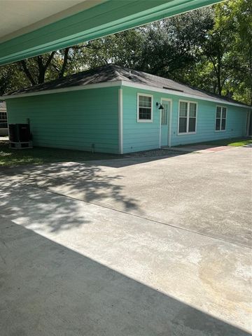 1104 E Walker Street, League City, TX 77573