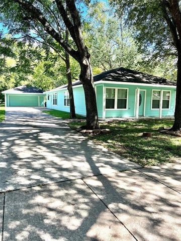 1104 E Walker Street, League City, TX 77573