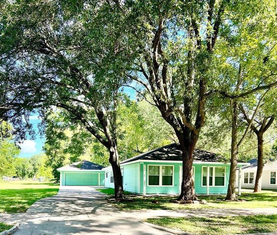 1104 E Walker Street, League City, TX 77573