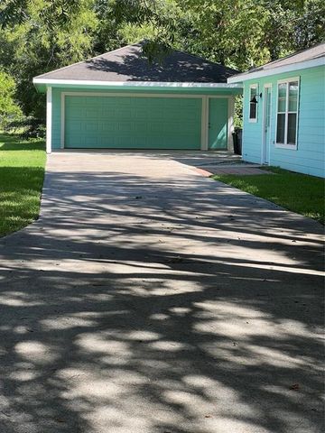 1104 E Walker Street, League City, TX 77573