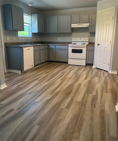 1104 E Walker Street, League City, TX 77573