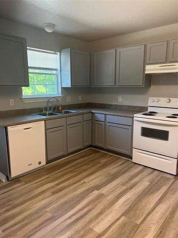 1104 E Walker Street, League City, TX 77573