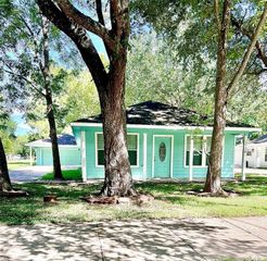 1104 E Walker Street, League City, TX 77573