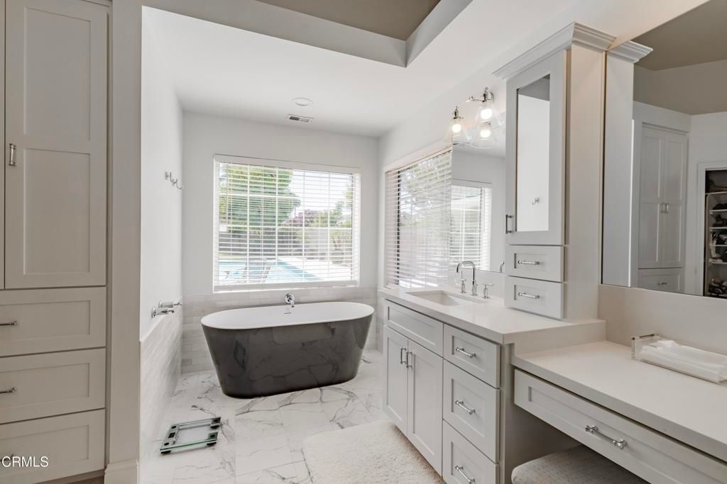 Image 27 of property listing at 9100 Saint Cloud Lane, Bakersfield, CA 93311