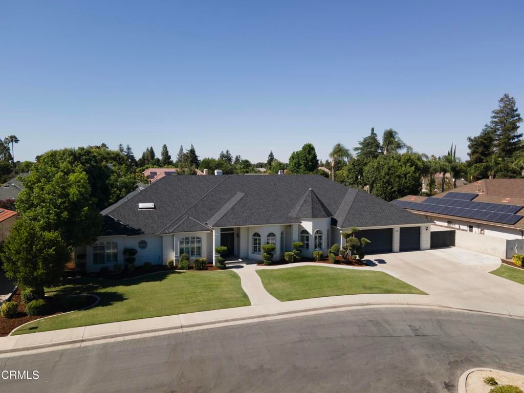 Image 6 of property listing at 9100 Saint Cloud Lane, Bakersfield, CA 93311