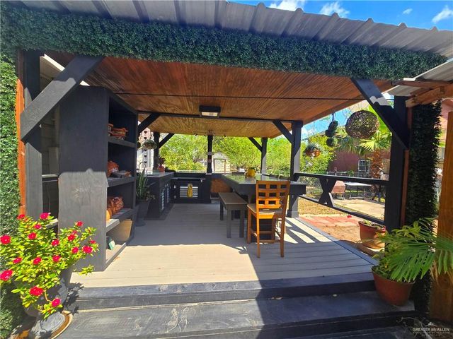 943 W Bowie Avenue, Alamo, TX 78516