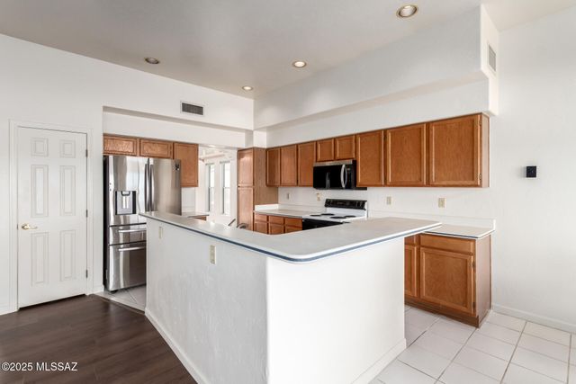 6697 N Shadow Run Drive, Tucson, AZ 85704