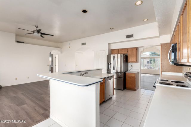 6697 N Shadow Run Drive, Tucson, AZ 85704