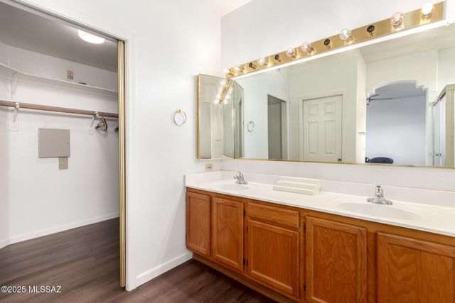 6697 N Shadow Run Drive, Tucson, AZ 85704