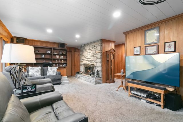 9215 S 83rd Avenue, Hickory Hills, IL 60457