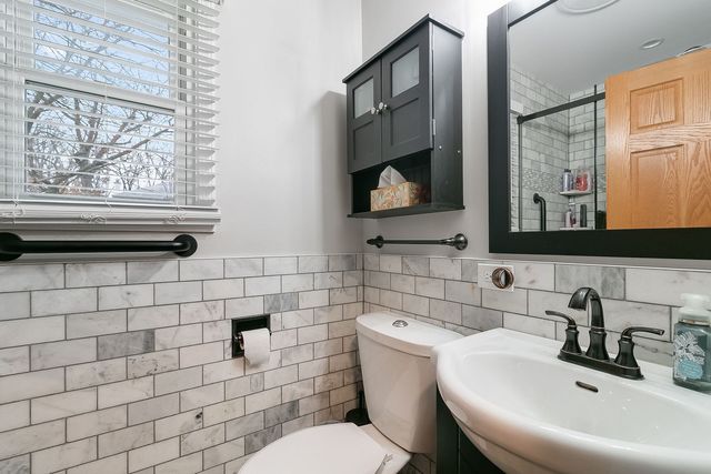 9215 S 83rd Avenue, Hickory Hills, IL 60457