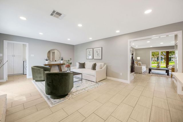 10207 Oakpoint Drive, Houston, TX 77043