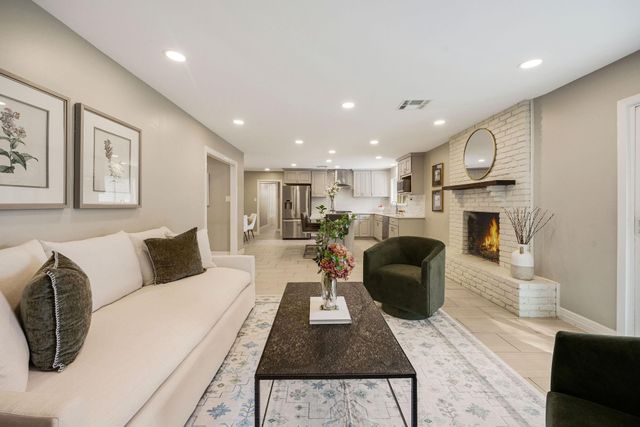 10207 Oakpoint Drive, Houston, TX 77043