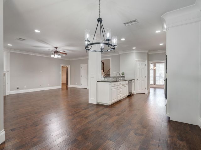 708 Lonesome Dove Trail, Hurst, TX 76054