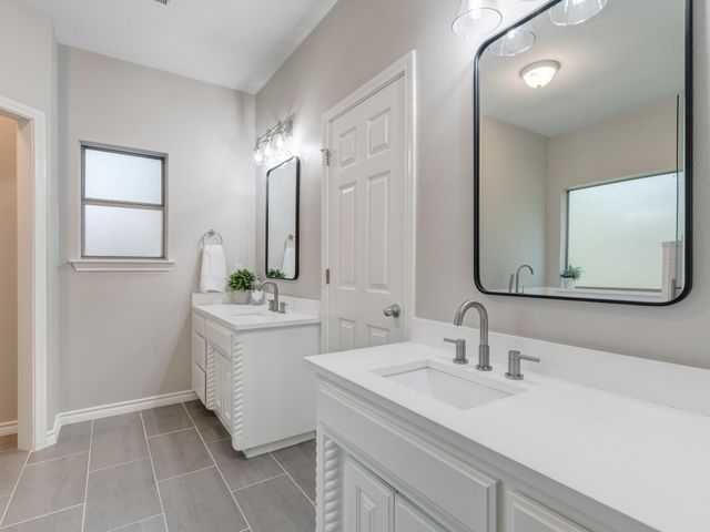 708 Lonesome Dove Trail, Hurst, TX 76054