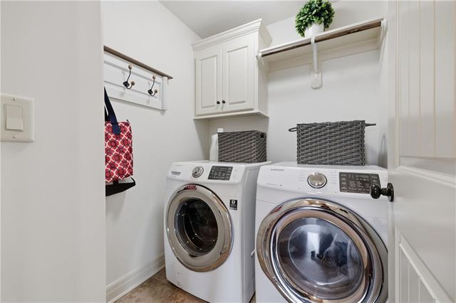 1528 SW ANTIQUITY Drive, Lee's Summit, MO 64081