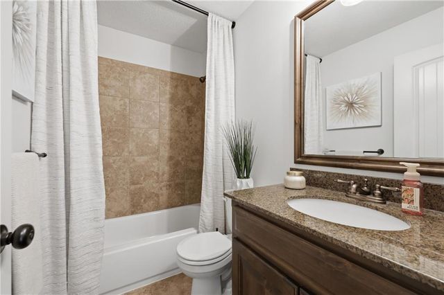 1528 SW ANTIQUITY Drive, Lee's Summit, MO 64081