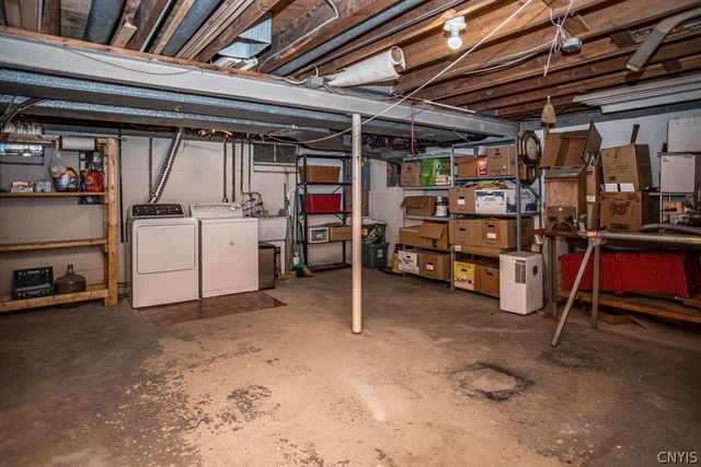 9 Nightingale, Clay, NY 13090