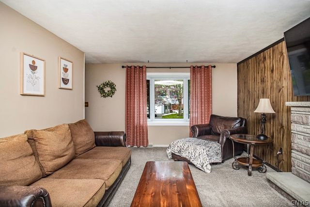 9 Nightingale, Clay, NY 13090