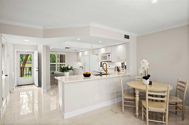 9103 Vanderbilt DR 205, Naples, FL 34108