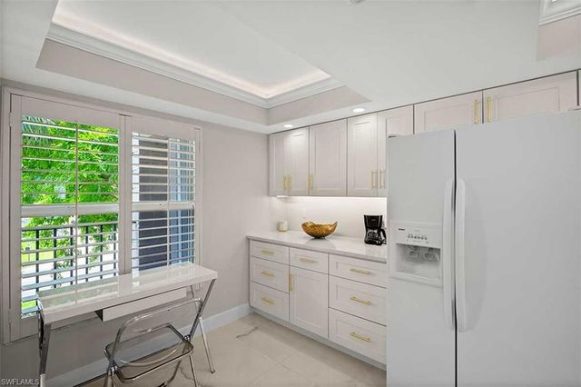 9103 Vanderbilt DR 205, Naples, FL 34108