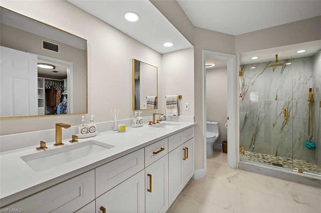 9103 Vanderbilt DR 205, Naples, FL 34108