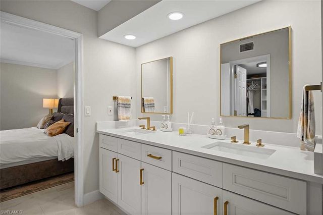9103 Vanderbilt DR 205, Naples, FL 34108