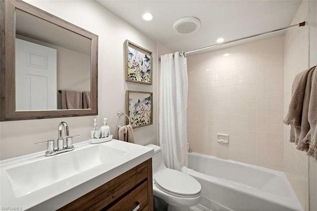 9103 Vanderbilt DR 205, Naples, FL 34108