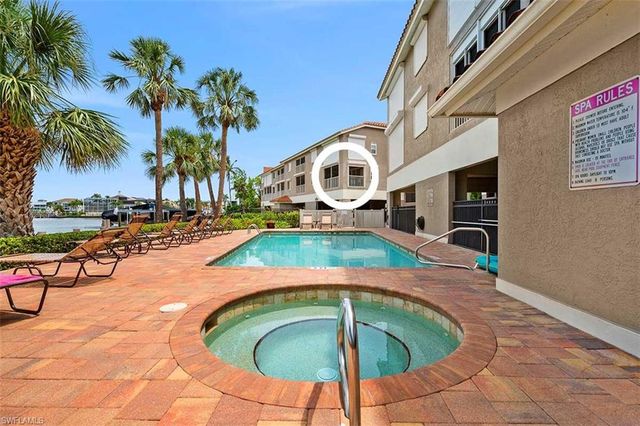 9103 Vanderbilt DR 205, Naples, FL 34108