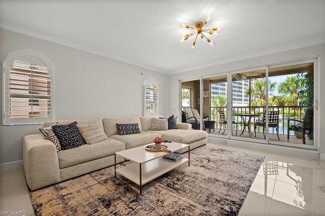 9103 Vanderbilt DR 205, Naples, FL 34108