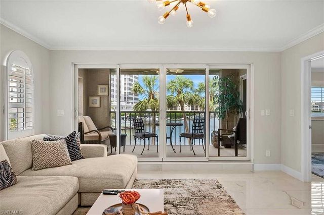 9103 Vanderbilt DR 205, Naples, FL 34108
