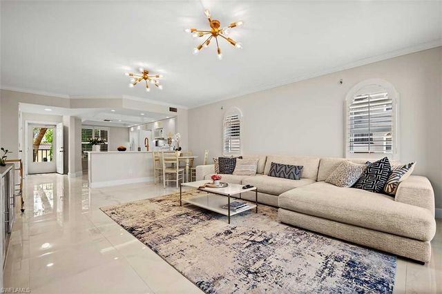 9103 Vanderbilt DR 205, Naples, FL 34108