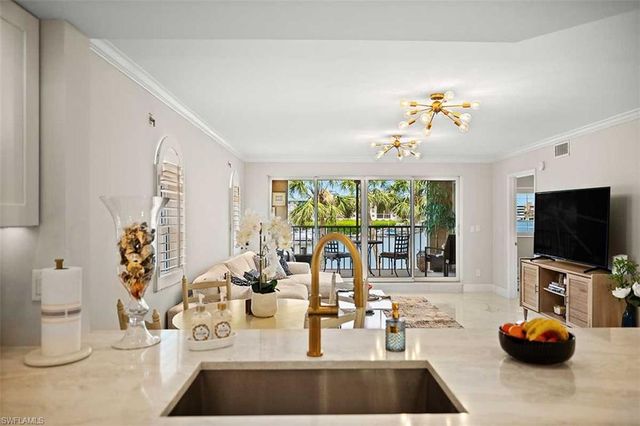 9103 Vanderbilt DR 205, Naples, FL 34108