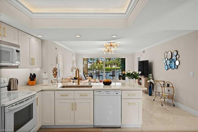 9103 Vanderbilt DR 205, Naples, FL 34108