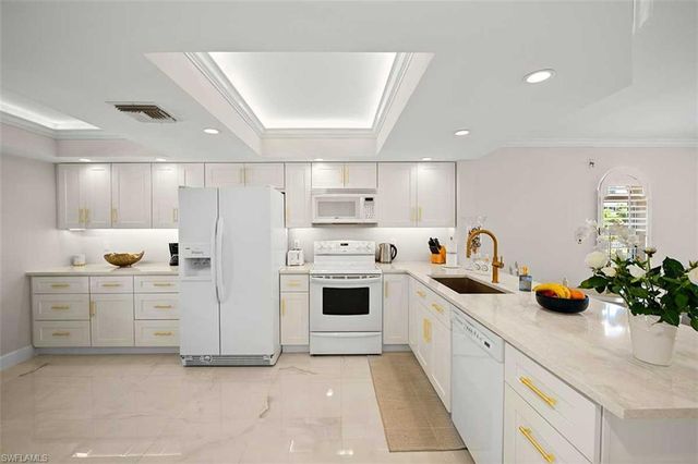 9103 Vanderbilt DR 205, Naples, FL 34108
