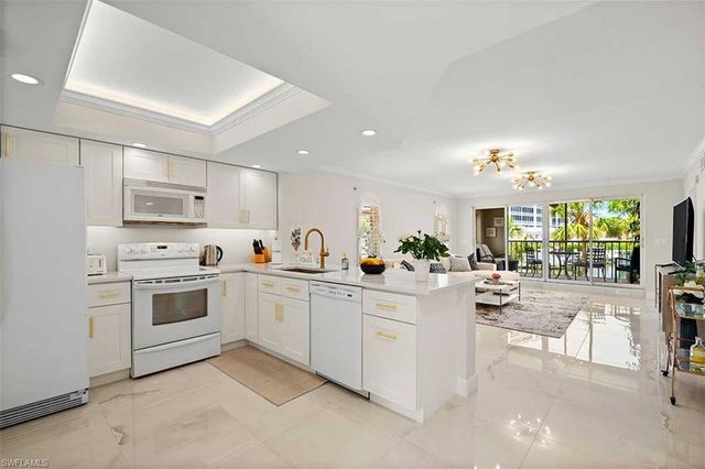 9103 Vanderbilt DR 205, Naples, FL 34108