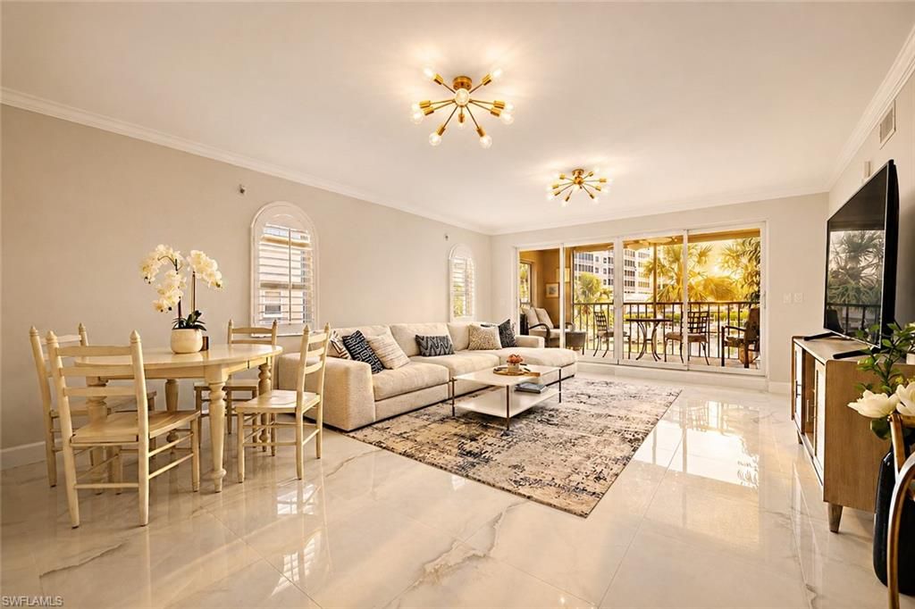 9103 Vanderbilt DR 205, Naples, FL 34108