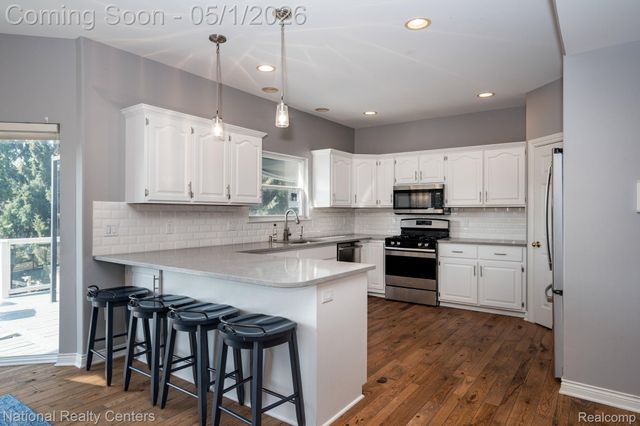 542 Bay Pointe Drive, Oxford Village, MI 48371