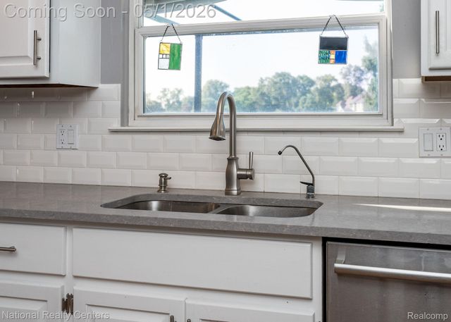 542 Bay Pointe Drive, Oxford Village, MI 48371