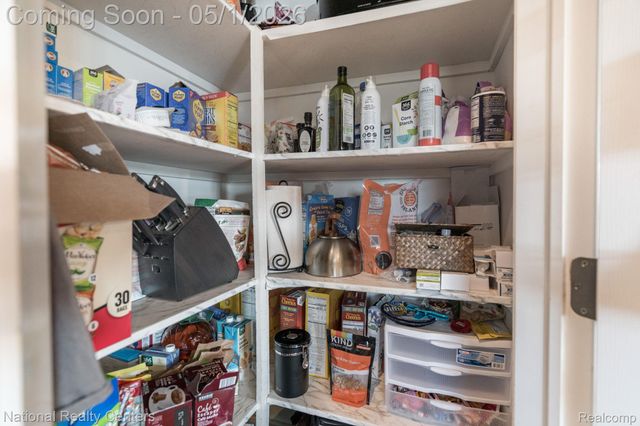 542 Bay Pointe Drive, Oxford Village, MI 48371