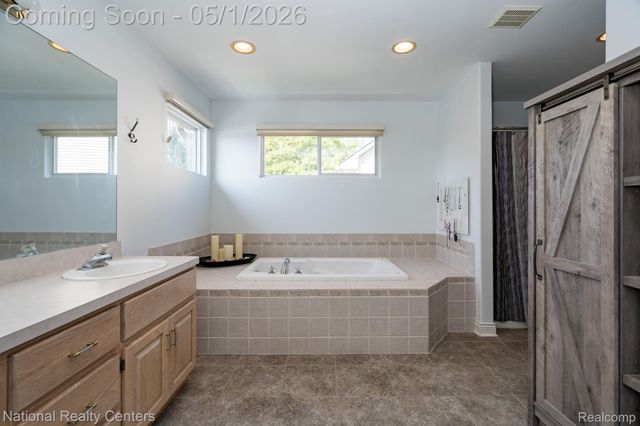 542 Bay Pointe Drive, Oxford Village, MI 48371