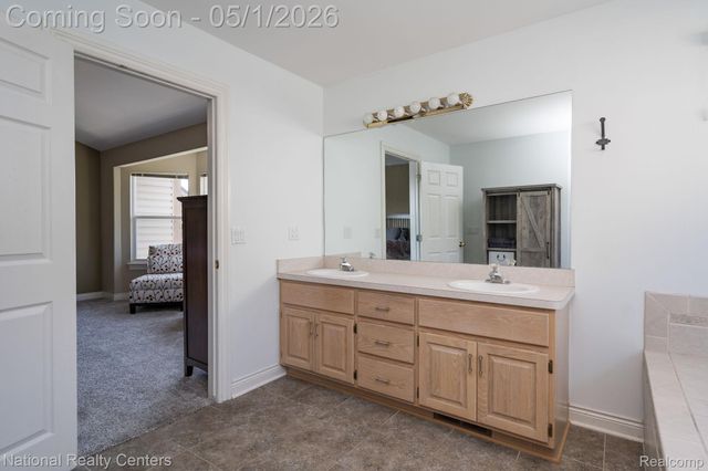 542 Bay Pointe Drive, Oxford Village, MI 48371