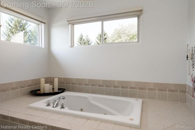542 Bay Pointe Drive, Oxford Village, MI 48371