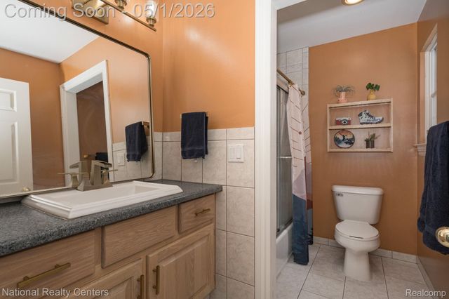 542 Bay Pointe Drive, Oxford Village, MI 48371